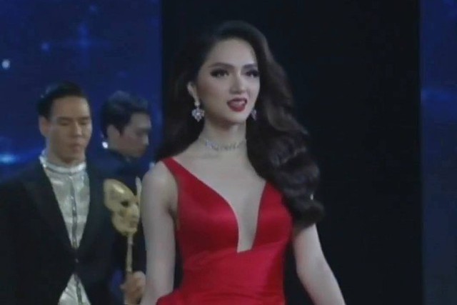 
Hương Giang quyến rũ trong bộ đầm đỏ. Cô uyển chuyển catwalk như một người mẫu chuyên nghiệp.
