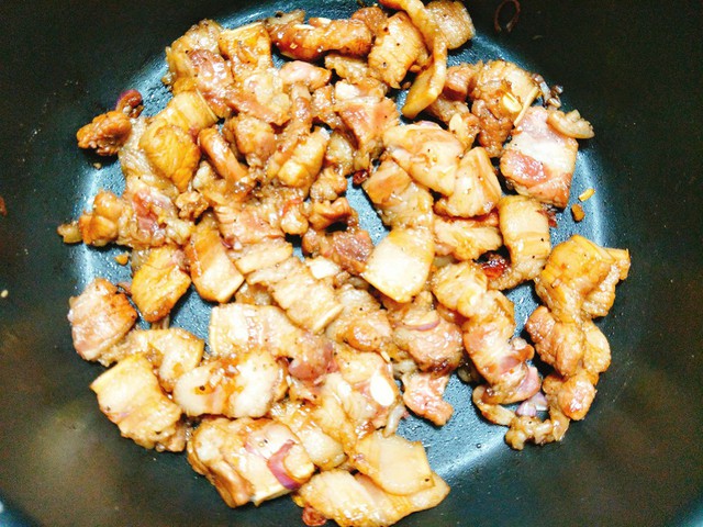 Sau 30 phút bạn đặt nồi thịt lên bếp đảo đều và xào cho thịt săn lại mới cho dừa vào cùng để kho, thêm nước mắm sao cho vừa miệng.
