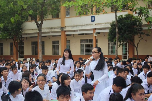 
Phạm Song Toàn (cầm mic) tại hoạt động kỷ niệm ngày 8/3 của nhà trường. Ảnh: FB nhân vật.
