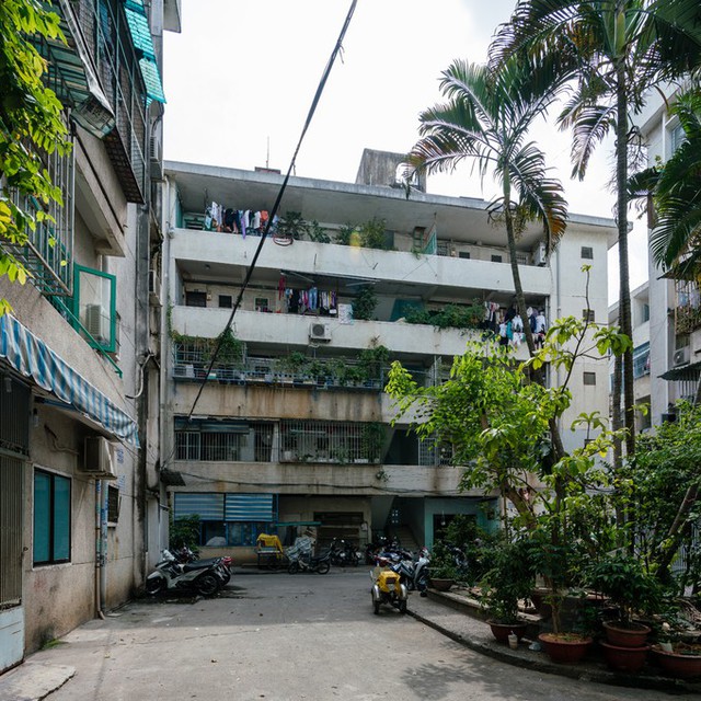 Tòa nhà tập thể cũ ở quận 1, Sài Gòn có vẻ ngoài yên bình, dù đã tồn tại nhiều năm với những căn hộ diện tích nhỏ.