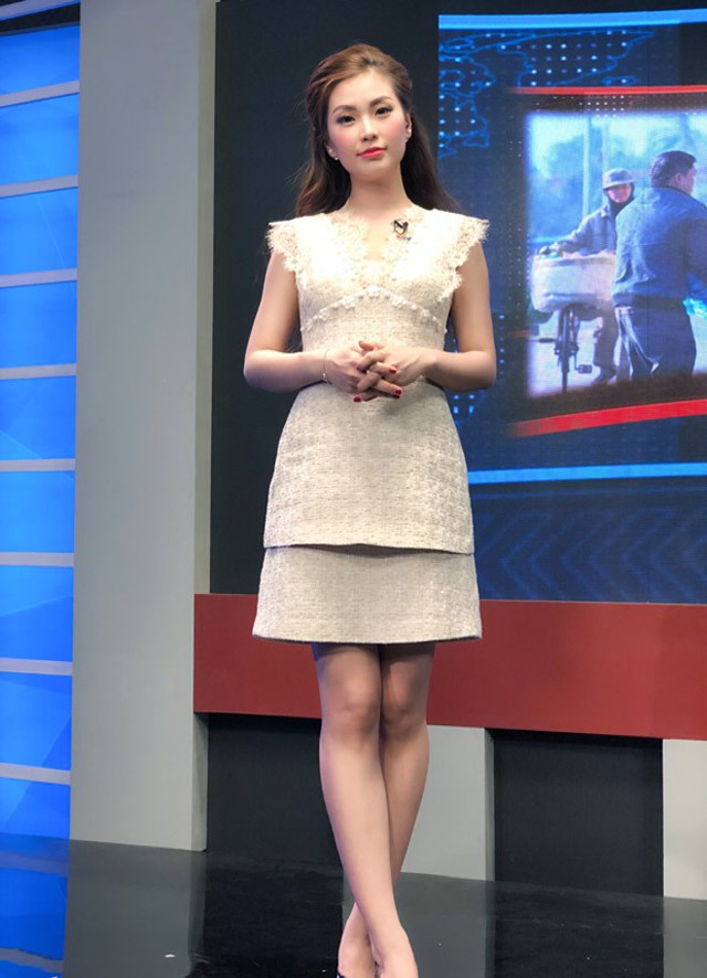 Diễm Trang mặc nhã nhặn khi lên sóng