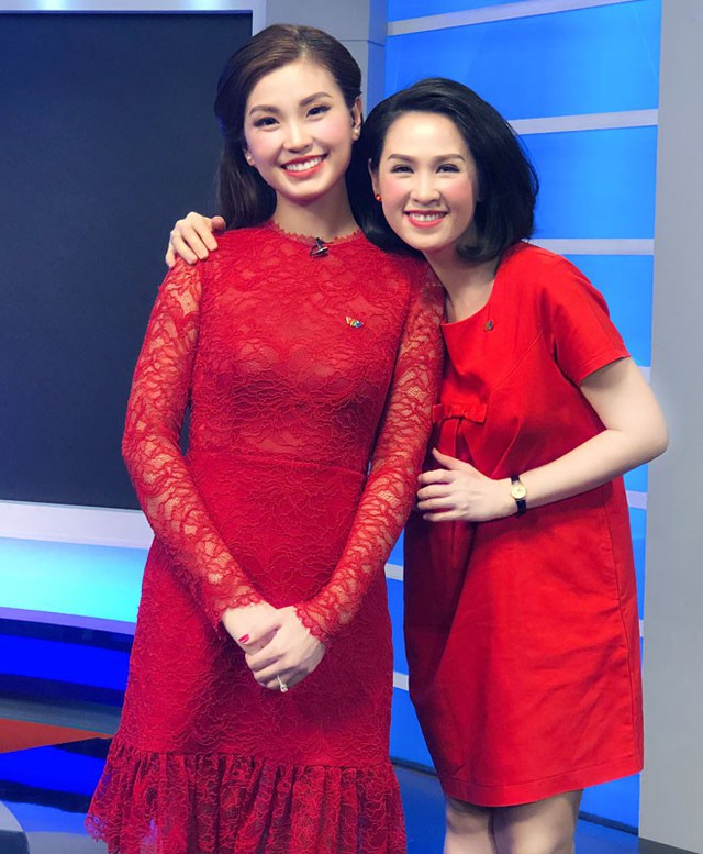 Á hậu Diễm Trang và đàn chị Thúy Hằng ăn mặc ton-sur-ton khi lên sóng