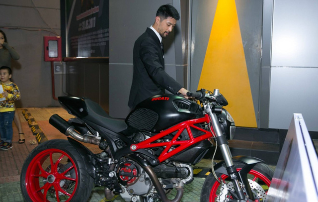 Trong buổi họp báo phim Vú em tập sự, Johnny Trí Nguyễn cưỡi chiếc xe Ducati dũng mãnh gây ấn tượng với nhiều người có mặt.