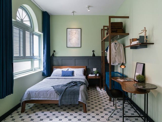 Phòng ngủ được bố trí trong một góc nhà kín đáo với khung cửa sổ vòm lãng mạn.