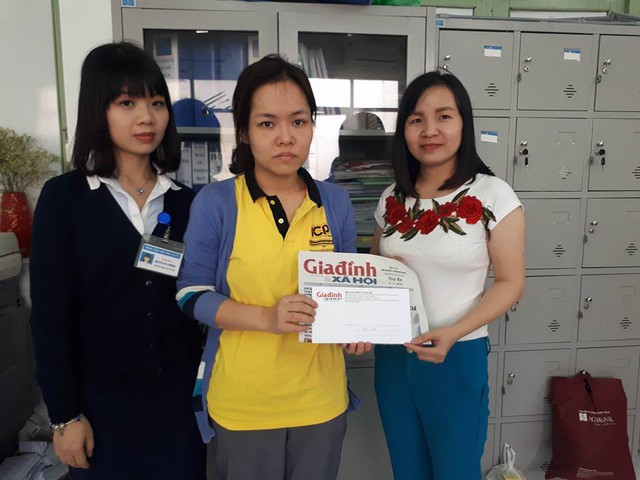 Đại diện chuyên mục Vòng tay nhân ái cùng cán bộ Công tác xã hội BV Việt Đức trao tiền bạn đọc hảo tâm ủng hộ cho gia đình bé Thảo