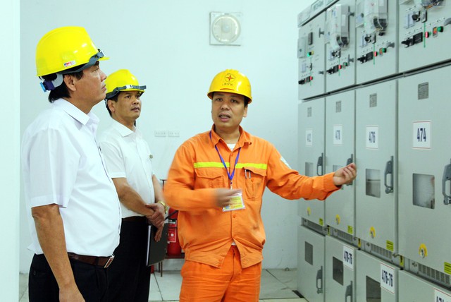 
Tổng công ty Điện lực miền Bắc lắp đặt thêm thanh cái 22kV C42 tại trạm 110kV Việt Trì, đảm bảo nguồn 110kV và 22kV khu vực thành phố Việt Trì, các khu vực diễn ra các sự kiện của Lễ hội Đền Hùng năm 2018.            ảnh: K.O
