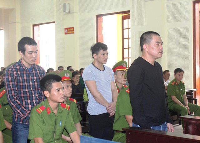 Phạm Văn Hùng (hàng trên cùng), Phạm Văn Tùng và Lò Văn Sao tại phiên xử. Ảnh: P.H.