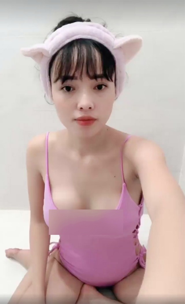 Clip livestream hở ngực của Việt Huê gây tranh cãi.