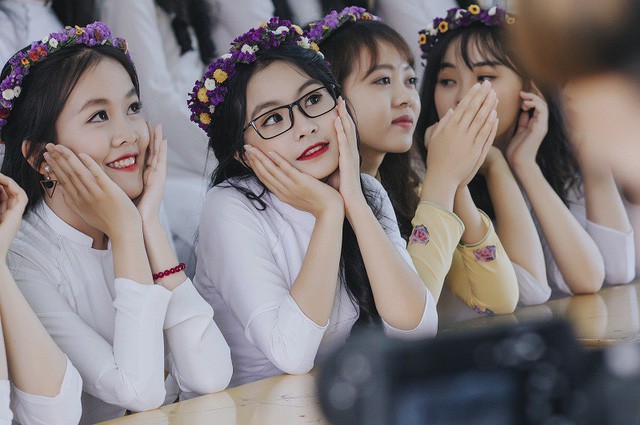 Nếu như nhiều tập thể kh&aacute;c lựa chọn trang phục v&agrave; &yacute; tưởng cầu kỳ, độc lạ để lưu giữ những khoảnh khắc hiếm hoi b&ecirc;n nhau th&igrave; c&aacute;c bạn học sinh Bu&ocirc;n Ma Thuột lại quay về với &yacute; tưởng truyền thống, tuy giản dị nhưng vẫn đẹp trong s&aacute;ng đ&uacute;ng với lứa tuổi học tr&ograve;.