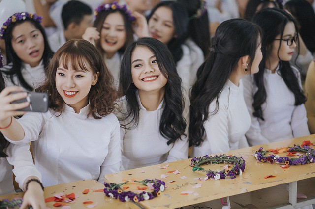 Cả lớp c&oacute; tất cả 48 th&agrave;nh vi&ecirc;n, gồm 29 bạn nữ v&agrave; 19 bạn nam. Trước khi chụp cả lớp ngồi lại họp b&agrave;n v&agrave; thống nhất, c&aacute;c bạn nữ mặc trang phục &aacute;o d&agrave;i trắng truyền thống v&agrave; c&aacute;c bạn nam mặc đồng phục &aacute;o trắng, quần vải.