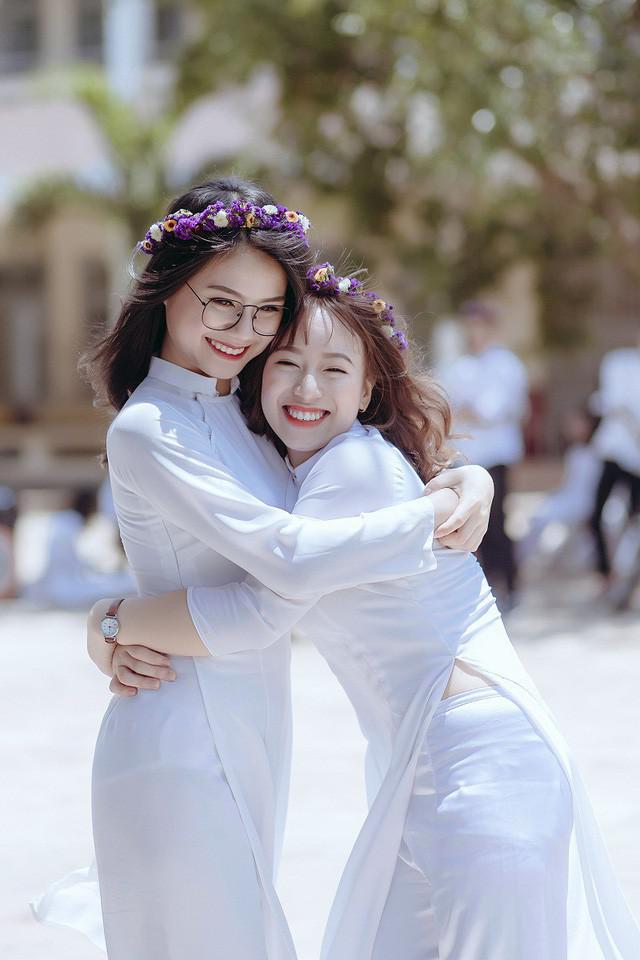 Để c&oacute; được những cảm x&uacute;c tự nhi&ecirc;n nhất, lớp đ&atilde; bật nhạc rồi ngồi lại b&ecirc;n nhau, tr&ograve; chuyện vui vẻ, h&aacute;t theo nhạc để thợ ảnh ghi lại những khoảnh khắc tự nhi&ecirc;n nhất, th&acirc;n thiết b&ecirc;n nhau.