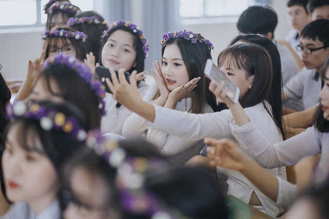 &ldquo;Với mỗi học sinh c&oacute; lẽ ảnh kỷ yếu l&agrave; kỷ niệm kh&ocirc;ng thể thiếu v&igrave; sau n&agrave;y cũng chỉ c&ograve;n những tấm ảnh lưu giữ thanh xu&acirc;n một c&aacute;ch đẹp đẽ nhất n&ecirc;n ch&uacute;ng em đ&atilde; quyết t&acirc;m đầu tư v&agrave;o bộ ảnh n&agrave;y&rdquo;, Thu Phương c&aacute;n bộ lớp chia sẻ.