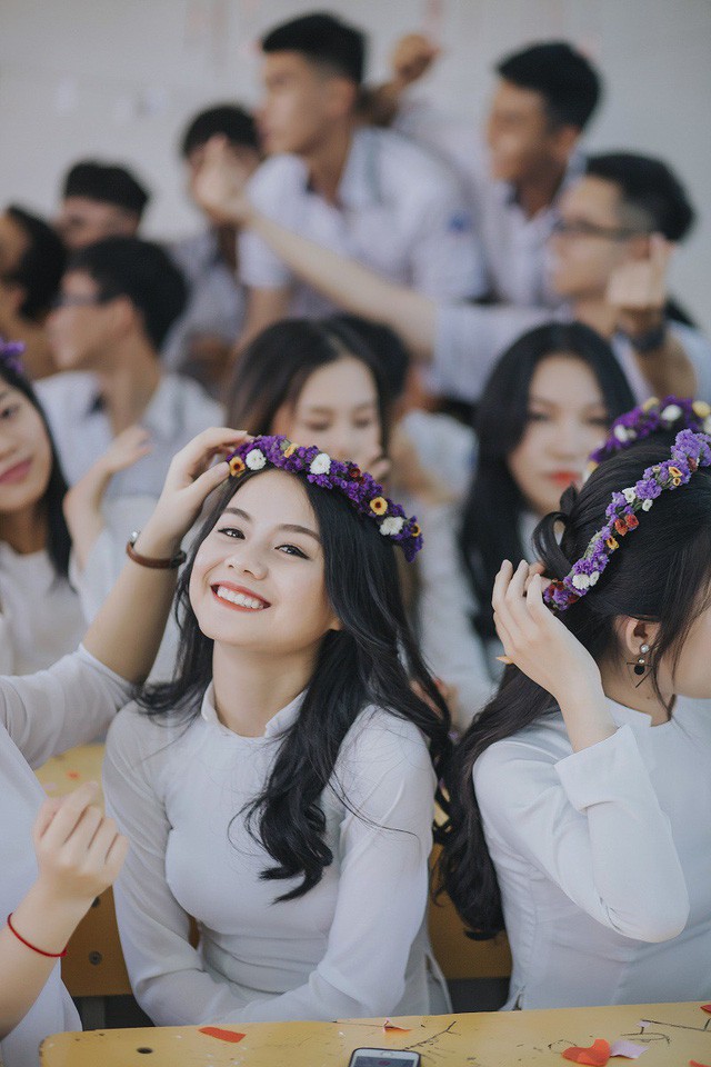 &ldquo;Trước khi chụp c&aacute;c bạn nam lớp em c&ograve;n t&igrave;nh nguyện l&ecirc;n lớp trang tr&iacute; để c&aacute;c bạn nữ đi trang điểm. Những chuyến đi trước của lớp em cũng đều rất vui v&agrave; nhiều kỷ niệm, ch&uacute;ng em vẫn lu&ocirc;n tự h&agrave;o l&agrave; lớp c&oacute; hoạt động Đo&agrave;n năng nổ nhất. V&agrave; sau tất cả, l&uacute;c chụp kỷ yếu ch&iacute;nh l&agrave; những ph&uacute;t gi&acirc;y ở lại b&ecirc;n nhau&rdquo;, Phương n&oacute;i.