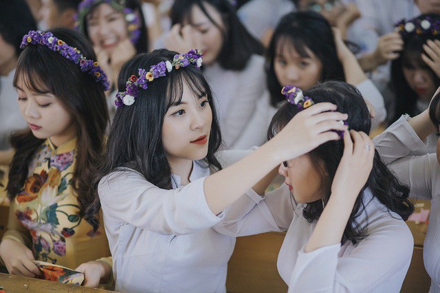 Tinh thần đo&agrave;n kết kh&ocirc;ng chỉ thể hiện trong bộ ảnh kỷ yếu lớp m&agrave; trong tất cả c&aacute;c hoạt động tập thể c&aacute;c bạn đều hăng h&aacute;i tham gia, c&ugrave;ng nhau c&oacute; biết bao kỷ niệm vui buồn, c&ugrave;ng cười c&ugrave;ng kh&oacute;c.