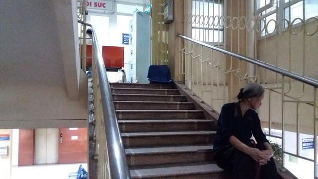 
Mẹ nạn nhân bần thần ngồi ngoài hành lang bệnh viện.
