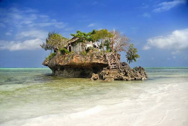 The Rock Restaurant được xây trên một mỏm đá nằm tách biệt gần bờ biển Zanzibar (Tanzania). Nhà hàng không đủ không gian để đặt 20 bàn nhưng nó vẫn là điểm đến thu hút vì du khách có cảm giác ăn hải sản ngon hơn trong khung cảnh thế này.