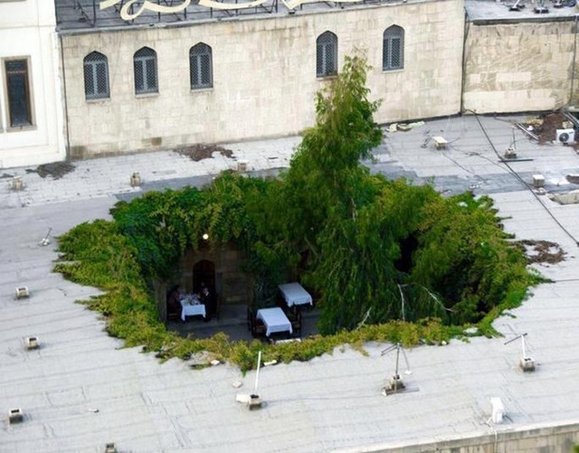 Có rất nhiều nhà hàng ở thủ đô Baku của Azerbaijan. Tuy nhiên, nhà hàng Karvansaray là độc đáo hơn cả bởi phần mái được thiết kế cố tình thủng một lỗ to. Bàn đặt ở vị trí này cũng thường hút khách hơn.