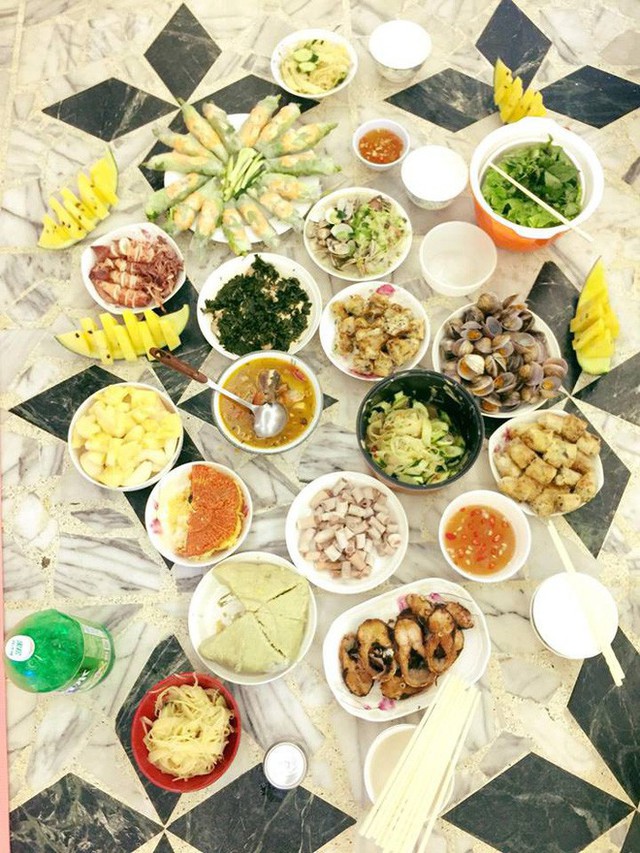 Một bữa cơm đậm vị quê hương do Khả Lạc tự tay chuẩn bị cho bạn bè.