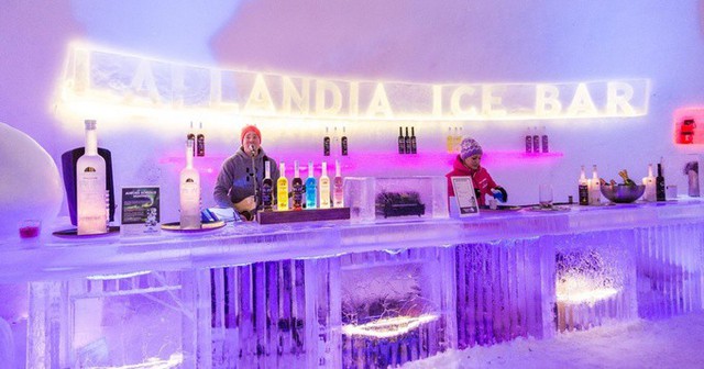 Ngôi làng Santa Claus tại Phần Lan thu hút rất nhiều khách du lịch hàng năm. Người ta đến đây không chỉ vì câu chuyện về Ông già Noel mà còn muốn trải nghiệm bữa ăn tại nhà hàng Ice Restaurant. Cả nhà hàng với những tác phẩm nghệ thuật đều được làm bằng băng đá.