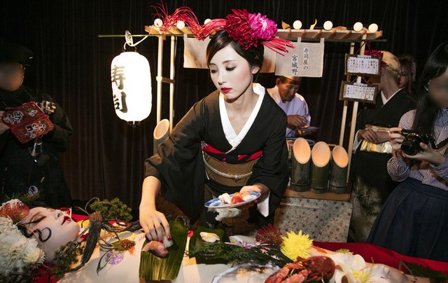 Nyotaimori Tokyo là một trong nhiều nhà hàng phong cách khỏa thân phổ biến tại Nhật Bản. Bản thân từ Nyotaimori có nghĩa là phục vụ thức ăn trên cơ thể phụ nữ. Tuy nhiên, đôi khi cũng có cả nam giới tham gia phục vụ.Phong cách này có từ thời Samurai và là một phần của văn hóa Geisha. Thời ấy, các buổi tiệc Nyotaimori được tổ chức để chào mừng các chiến binh khải hoàn trở về.