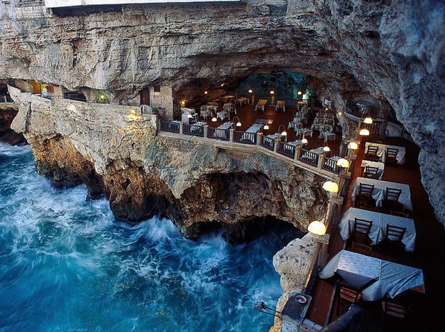 Không chỉ có Thái Lan mới có nhà hàng trong hang. Nhà hàng Grotta Palazzese tại Polignano a Mare (Italy) là một điểm ẩm thực ngoạn mục không kém. Nhà hàng nằm ở độ cao 25m cách mặt biển Adriatic.