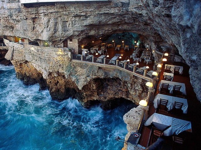 Không chỉ có Thái Lan mới có nhà hàng trong hang. Nhà hàng Grotta Palazzese tại Polignano a Mare (Italy) là một điểm ẩm thực ngoạn mục không kém. Nhà hàng nằm ở độ cao 25m cách mặt biển Adriatic.