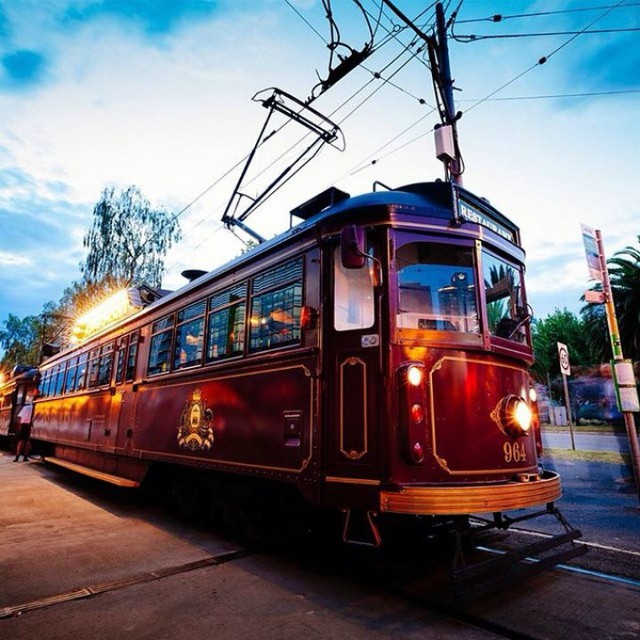 Không chỉ được ăn mà thực khách của The Colonial Tramcar Restaurant (Australia) còn được ngắn nhìn phong cảnh của Melbourne và vùng phụ cận. Nhà hàng thực chất là một đoàn tàu điện mặt đất, được phục hồi theo phong cách cổ điển. 