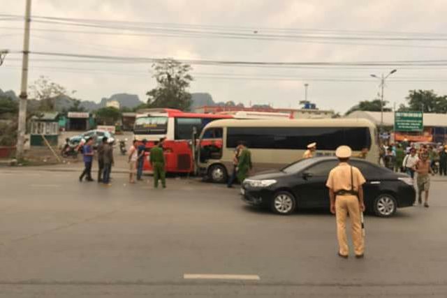 Lực lượng chức năng có mặt tại hiện trường vụ tai nạn. Ảnh: Bạn đọc cung cấp