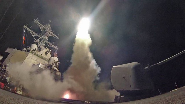 T&agrave;u chiến Mỹ ph&oacute;ng t&ecirc;n lửa Tomahawk v&agrave;o căn cứ kh&ocirc;ng qu&acirc;n Syria năm 2017. (Ảnh: Reuters)