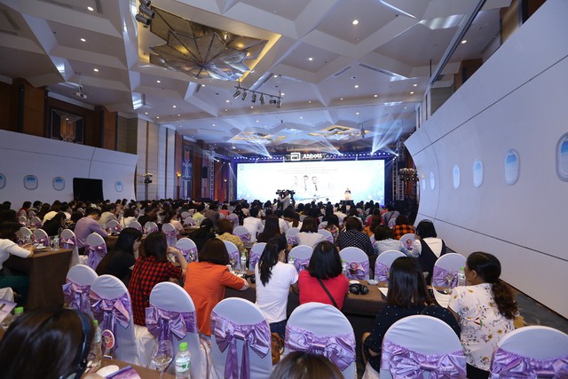 Các chuyên gia dinh dưỡng và nhi khoa trong và ngoài nước tới tham dự hội thảo