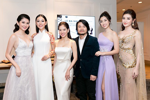 Đến dự buổi lễ còn có bà Phạm Kim Dung - bà trùm của cuộc thi Hoa hậu Việt Nam (giữa) và đạo diễn Hoàng Nhật Nam. Họ cũng là thành viên của đơn vị nắm giữ hàng chục bản quyền của các cuộc thi nhan sắc quốc tế lớn hiện nay.