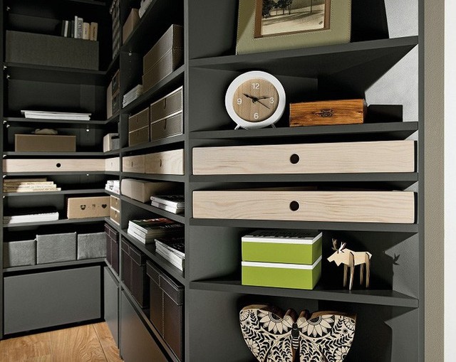 8. Tủ sách nhỏ gọn góc rộng này là giải pháp hoàn hảo để tận dụng không gian của bạn. Bạn thậm chí có thể lưu trữ các đồ dùng khách trong gia đình mình nữa.