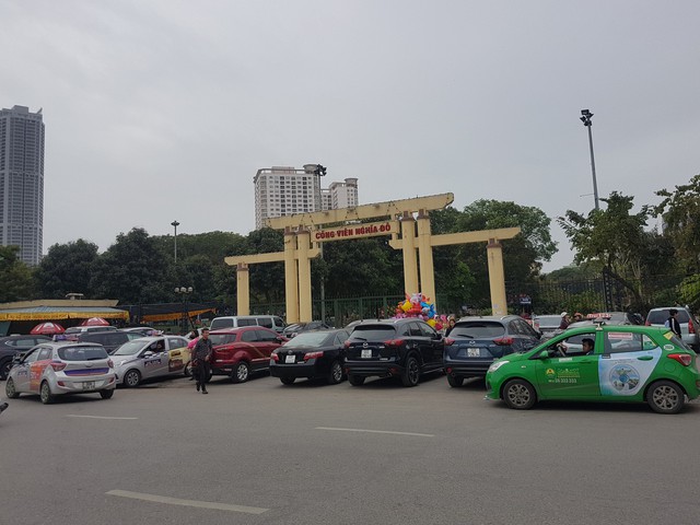 
Bãi xe trước cổng công viên Nghĩa Đô. Ảnh: PV
