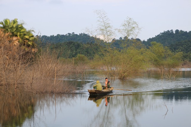 
Mưu sinh trên hồ Ngàn Trươi
