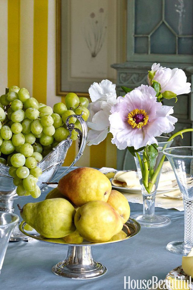 Hoa cỏ ch&acirc;n ngỗng l&agrave; sự lựa chọn tuyệt vời cho b&agrave;n ăn thưa thớt đồ ăn thức uống, giống như ph&ograve;ng ăn n&agrave;y của Miles Redd.