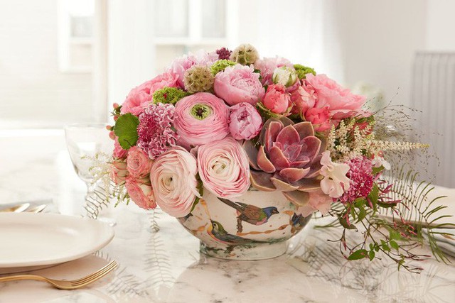Những nụ hoa rực rỡ sẽ gây sự chú ý. Và bạn hoàn toàn có thể biến tấu sắc màu của hoa nhờ mạng lưới băng keo dính thêm một chút xanh lên những bông hoa màu hồng đậm đà này.