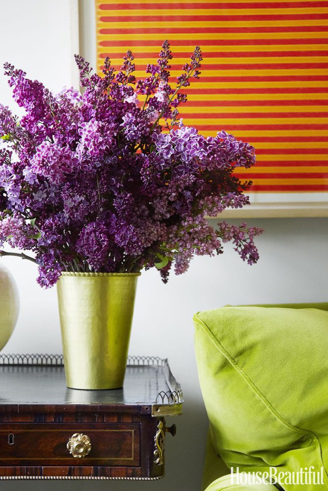 Những b&ocirc;ng hoa đậm sắc tim t&iacute;m mang t&ecirc;n hoa tử đinh hương sẽ đem lại kh&ocirc;ng gian ph&ograve;ng kh&aacute;ch v&ocirc; c&ugrave;ng xinh đẹp m&agrave; bạn mong muốn.