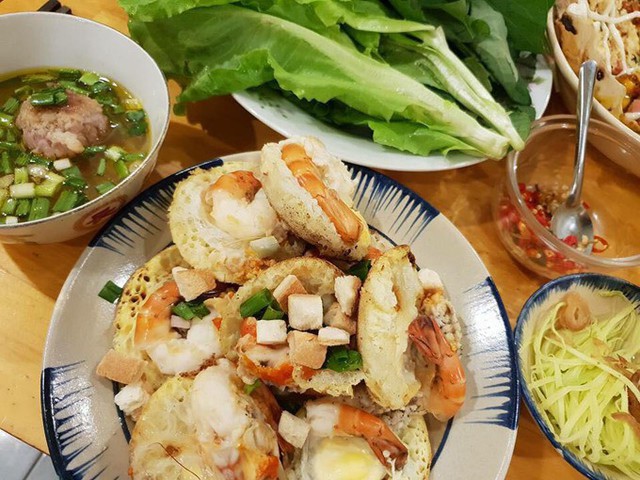 B&aacute;nh căn l&agrave; đặc sản n&oacute;i chung của v&ugrave;ng Nam Trung Bộ như c&aacute;c tỉnh Kh&aacute;nh H&ograve;a, Ninh Thuận, B&igrave;nh Thuận v&agrave; cả th&agrave;nh phố Đ&agrave; Lạt. M&oacute;n ăn n&agrave;y gần giống với m&oacute;n b&aacute;nh khọt ở miền Nam nhưng c&aacute;ch l&agrave;m lại kh&ocirc;ng giống, bởi b&aacute;nh khọt sử dụng dầu mỡ nhưng b&aacute;nh căn th&igrave; lại được nướng trong khu&ocirc;n.