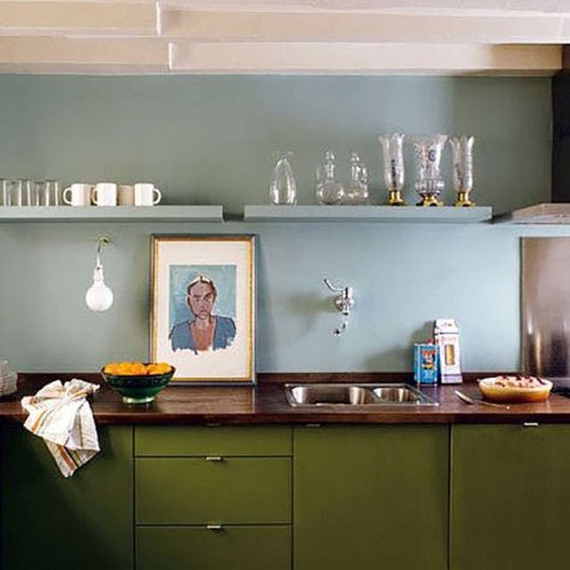 Tủ bếp màu ôliu cùng tường màu xanh dương nhạt là một sự kết hợp không hề tồi.