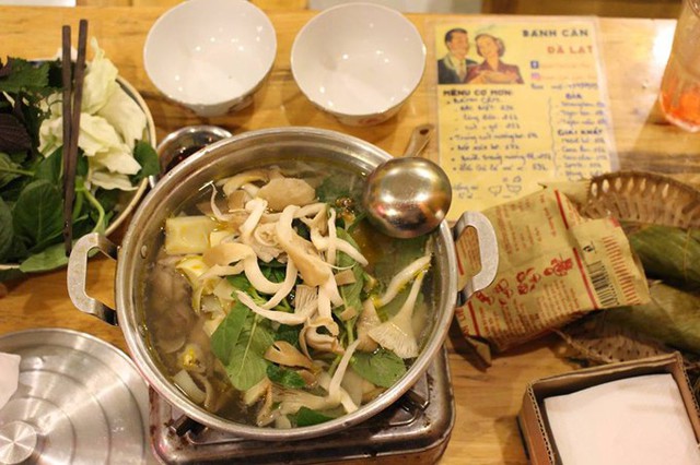 Ngo&agrave;i c&aacute;c loại b&aacute;nh ăn vặt, kh&aacute;ch đến qu&aacute;n c&ograve;n c&oacute; thể ăn lẩu g&agrave; nấm cho nh&oacute;m đ&ocirc;ng người.