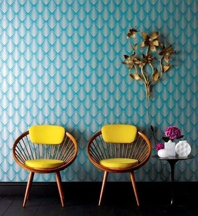 Ngược lại, sự kết hợp giữa những chiếc ghế vàng chanh cùng bức tường với các họa tiết màu xanh mòng két cũng đem lại ấn tượng thị giác mạnh mẽ.