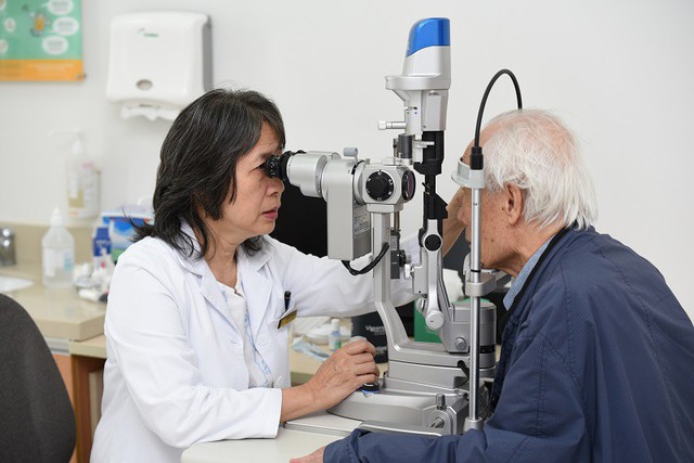 
Là người trực tiếp mổ mắt cho ông Lê San, PGS.TS Hoàng Minh Châu – Bệnh viện ĐKQT Vinmec Times City luôn theo sát, kiểm tra mắt thường xuyên để ông có thể phục hồi thị lực tốt nhất.

