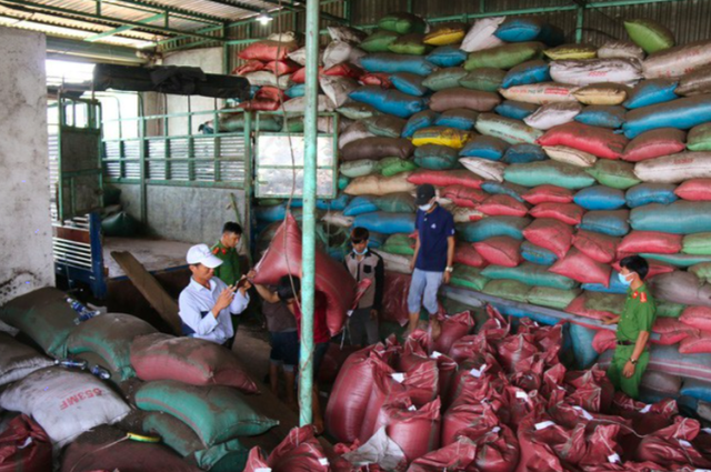 
Cơ quan chức năng của tỉnh Đắk Nông đã phát hiện một cơ sở sản xuất cà phê “bẩn” từ bột đá, vỏ cà phê và nước pha bột pin Con Ó

