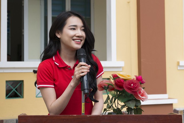 Sau khi đoạt giải Nữ diễn viên chính xuất sắc tại Lễ trao giải giải Cánh Diều ở Hà Nội cách đây vài ngày, Nhã Phương có chuyến công tác ở Cao Bằng.