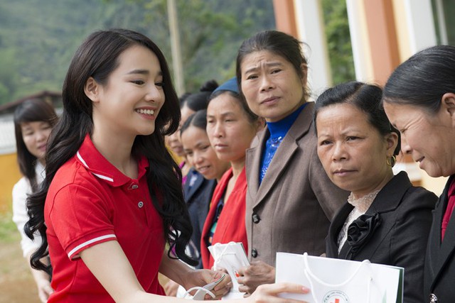 Người đẹp tham dự buổi lễ ký kết Chương trình phối hợp thực hiện các hoạt động xã hội, nhân đạo giai đoạn 2018 - 2022 và ra mắt Đại sứ chương trình nhắn tin Đồng hành cùng phụ nữ biên cương.