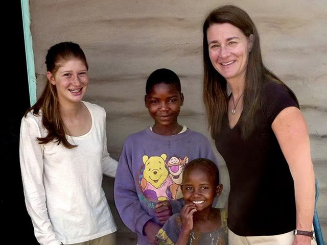 Jennifer Gates và mẹ trong một chuyến đi từ thiện đến Tanzania.