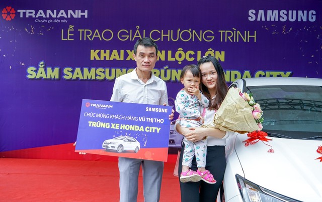 Chị Tho cùng chồng và con đến nhận giải tại siêu thị điện máy Trần Anh