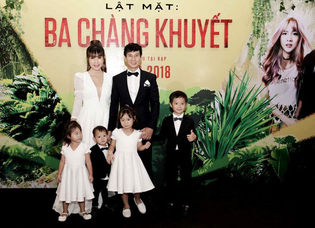 Gia đình Lý Hải - Minh Hà mặc ton-sur-ton hai màu đen - trắng chụp ảnh kỷ niệm tại sự kiện tối 17/4.
