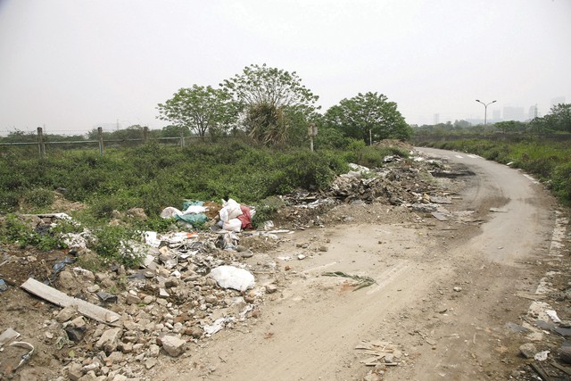 
Một lối rẽ trên Đại lộ bị đổ đầy rác và phế thải.
