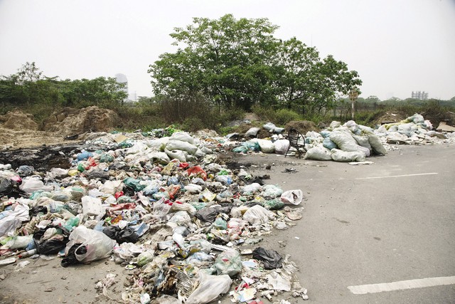 
Khu vực hầm chui trên địa bàn phường Đại Mỗ trở thành nơi chứa rác thải.
